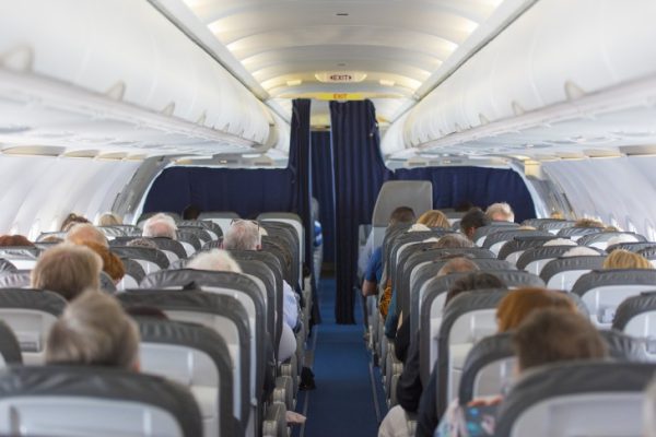 Cómo mantenerte activo si viajas en avión