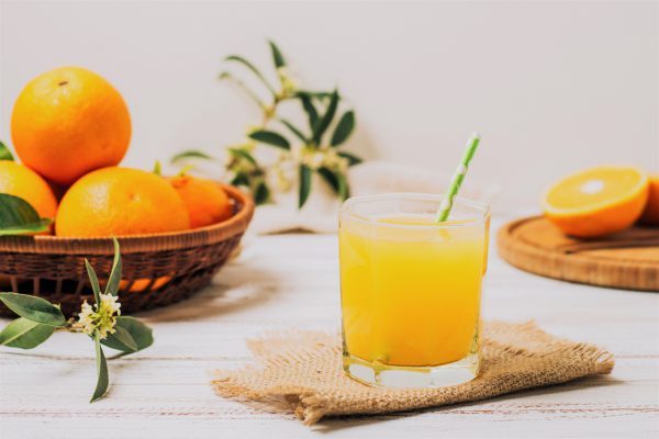 ¿Cuáles son los beneficios del zumo de naranja natural?